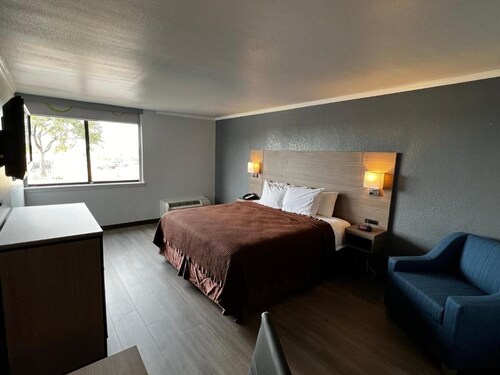 Super 8 by Wyndham Fort Worth Entertainment District (Fort Worth, United  States of America), Fort Worth hotel discounts | Hotels.com