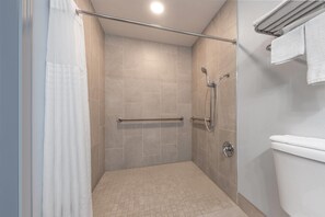 Zimmer, 1 King-Bett, barrierefrei, Nichtraucher (Tub with Grab Bars) | Barrierefreies Bad