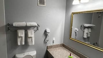 Habitación, 1 cama King size, para no fumadores | Baño | Amenidades de baño gratuitas, secadora de cabello, toallas