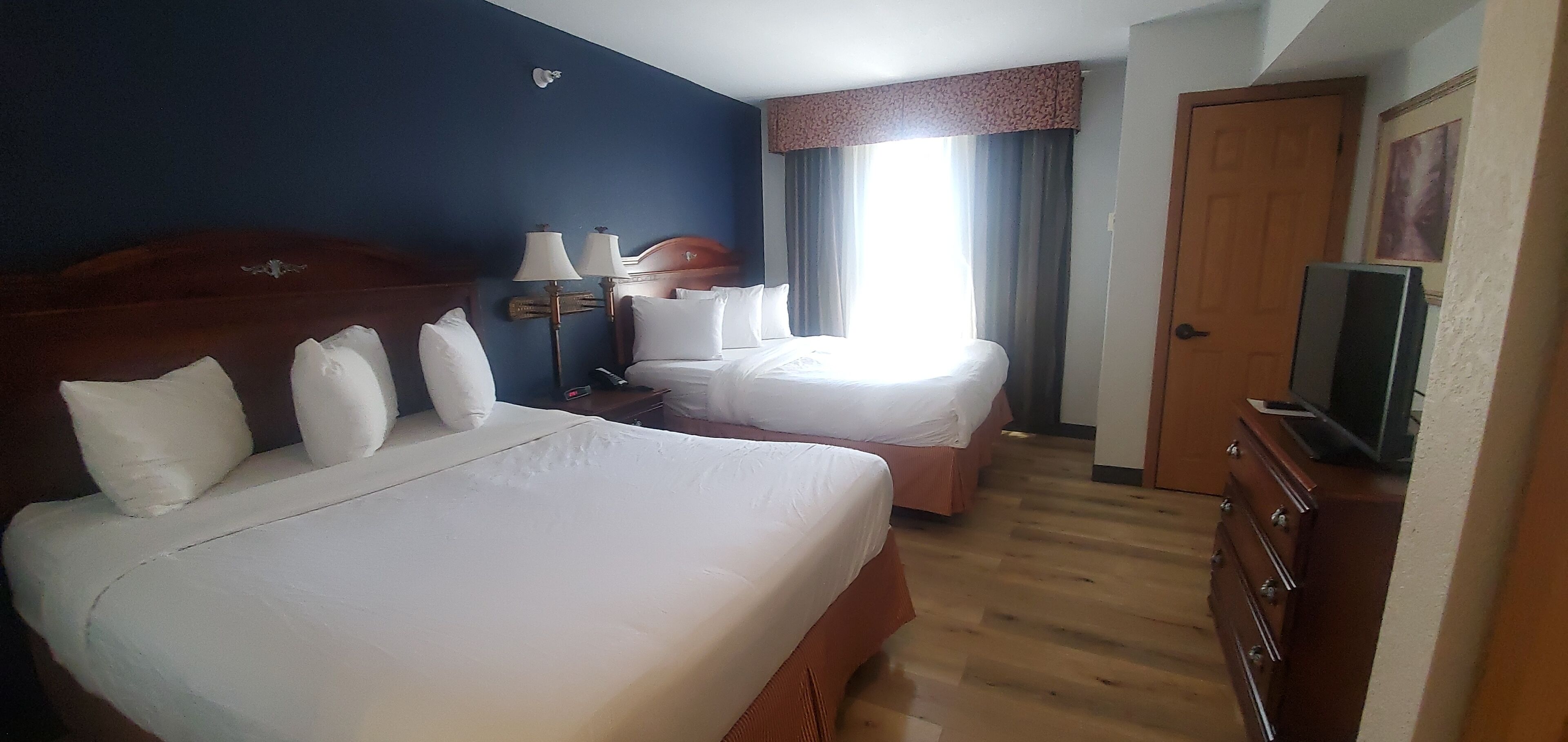 suite, 1 bedroom, non smoking | 1 bedroom, hypo-allergenic bedding, pillow-top beds