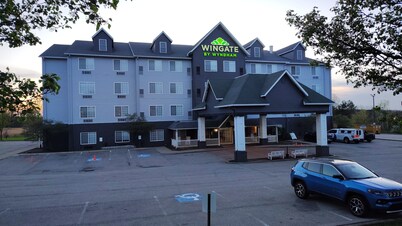 Wingate Suites by Wyndham Youngstown - Austintown