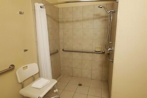 Kamer, 2 queensize bedden, toegankelijk voor mindervaliden, niet-roken (Roll-In Shower) | Rolstoeltoegankelijke badkamer