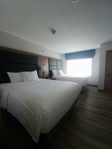 Wingate Suites by Wyndham Youngstown - Austintown