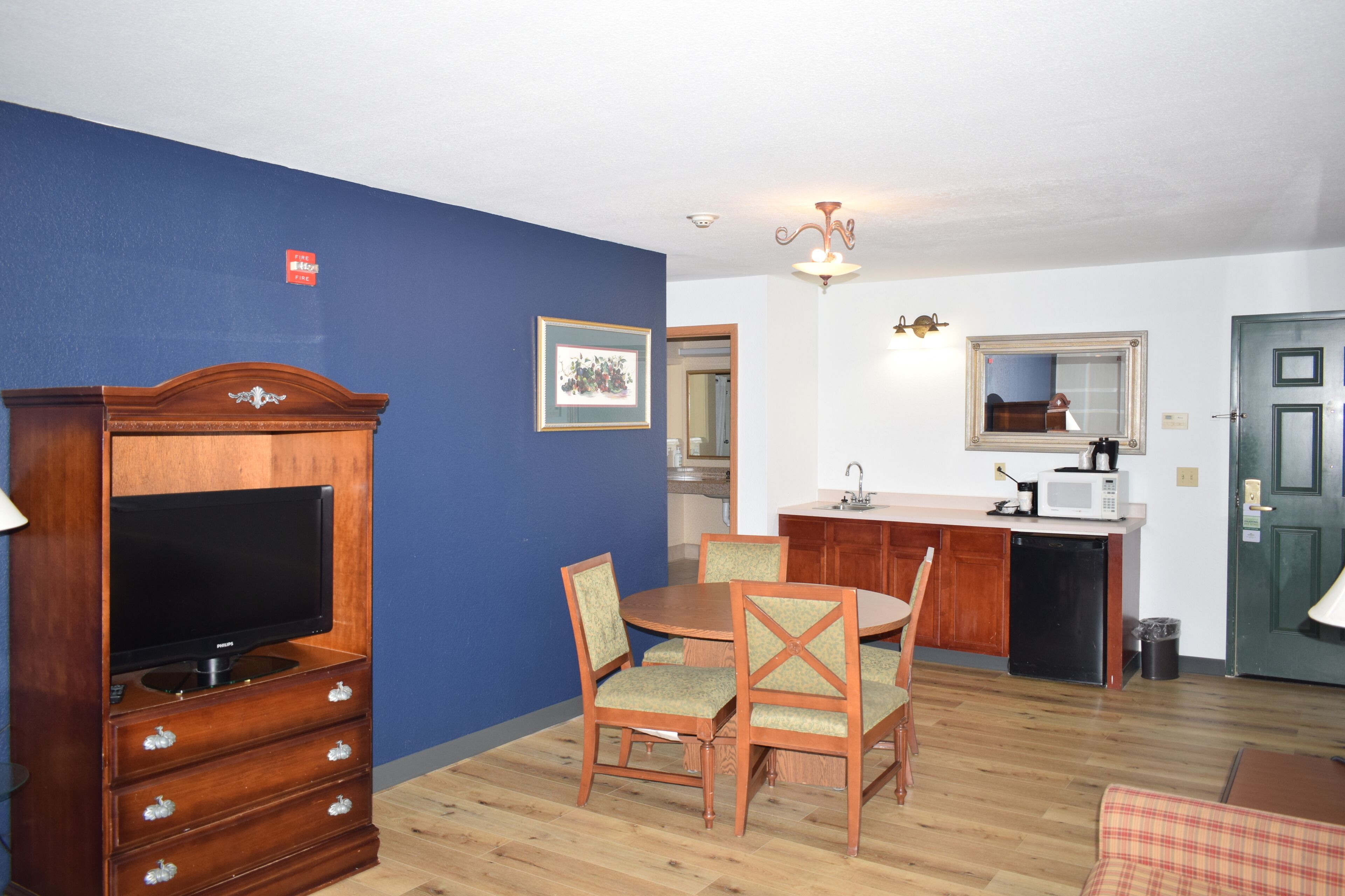 deluxe suite, multiple beds, non smoking | in-room dining