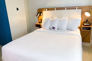 In-room safe, desk, laptop workspace, bed sheets - Tryp by Wyndham Mayaguez (Mayagüez)
