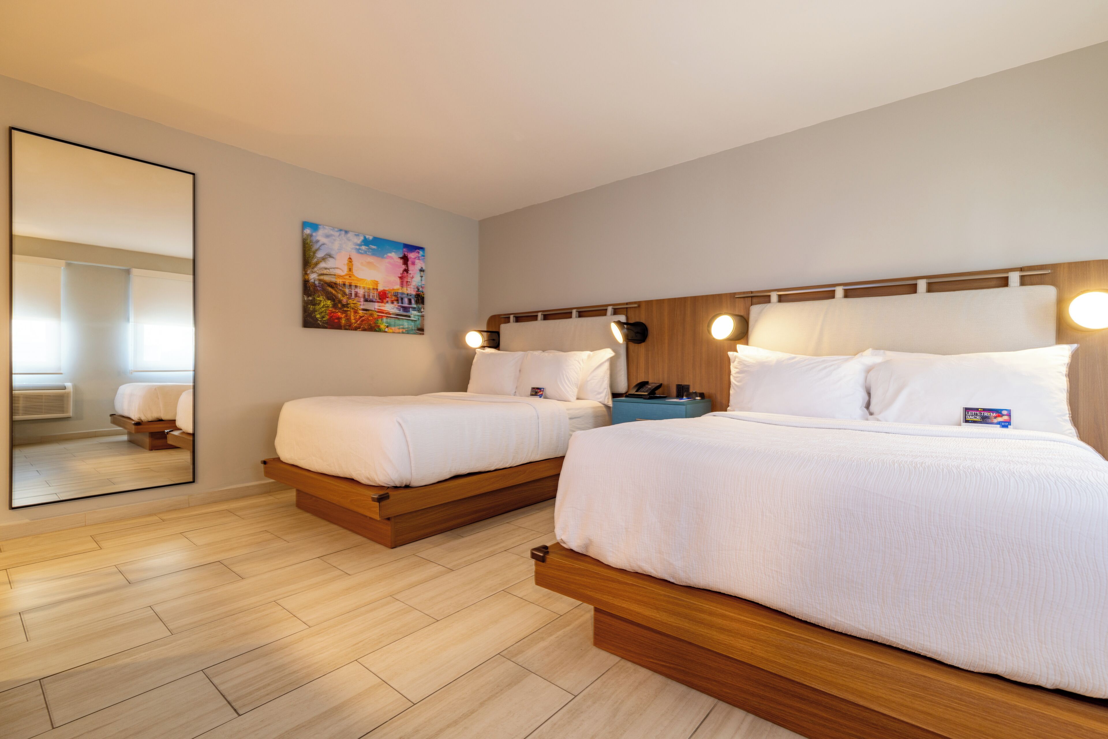 خزنة داخل الغرفة ومكتب ومساحة عمل للكمبيوتر المحمول وملاءات أسرّة