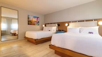 خزنة داخل الغرفة ومكتب ومساحة عمل للكمبيوتر المحمول وملاءات أسرّة