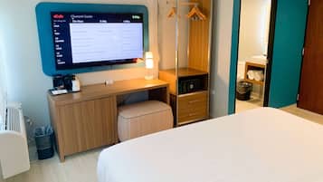 客房內保險箱、書桌、筆電工作空間、床單