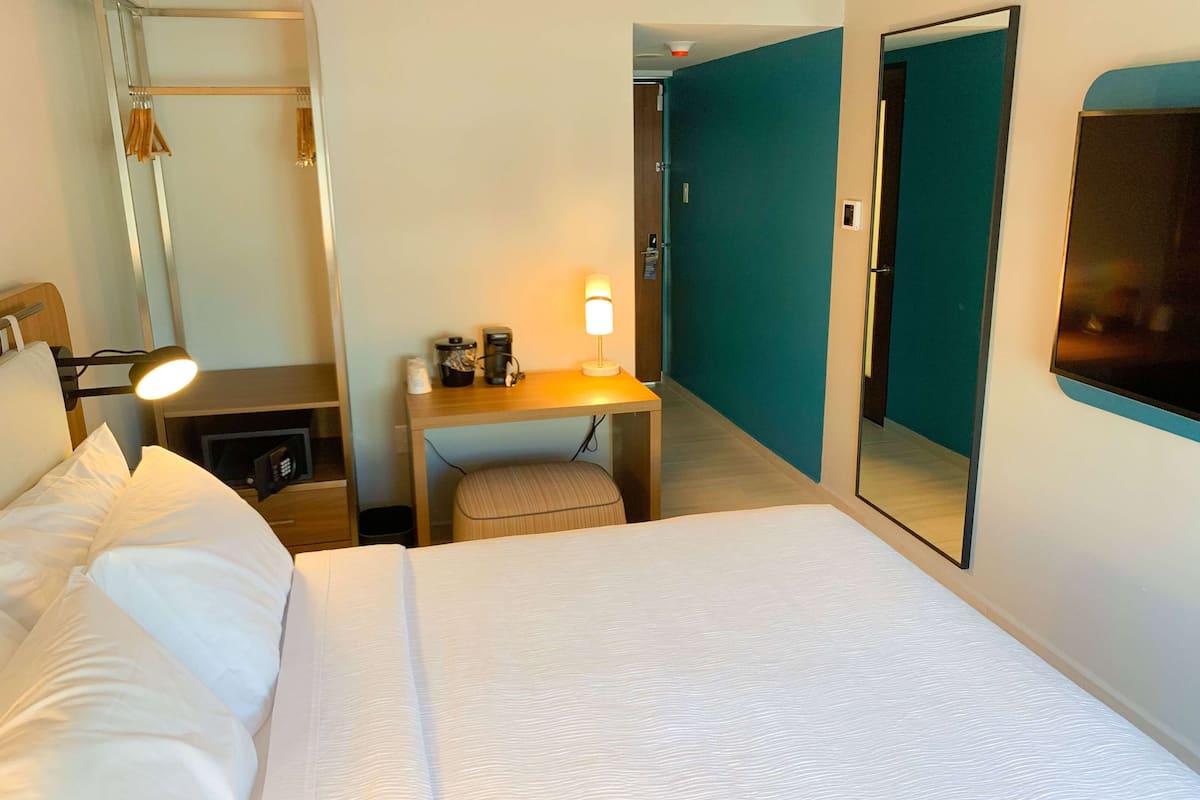 Room, 1 Queen Bed, Non Smoking | Fitness facility