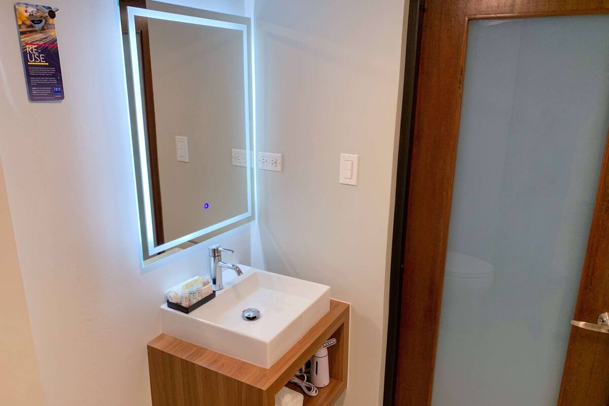 shower, free toiletries, hair dryer, towels