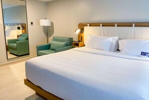 In-room safe, desk, laptop workspace, bed sheets - Tryp by Wyndham Mayaguez (Mayagüez)