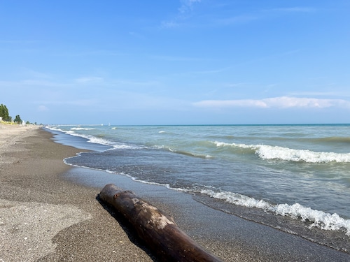 Relaxing Erie Rest Retreat- water views- 2 min walk to the beach!