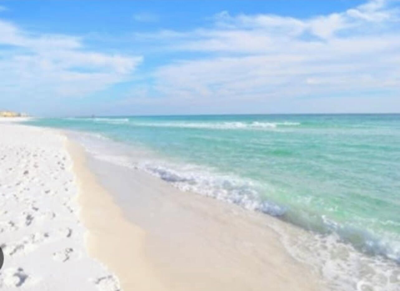 بالقرب من الشاطئ، كراسي للتشمس، مناشف للشاطئ