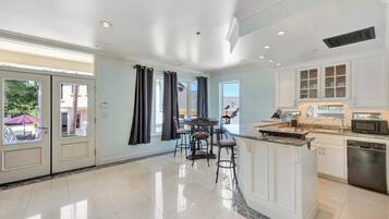 Réfrigérateur, micro-ondes, plaque de cuisson, lave-vaisselle