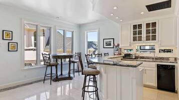 Réfrigérateur, micro-ondes, plaque de cuisson, lave-vaisselle