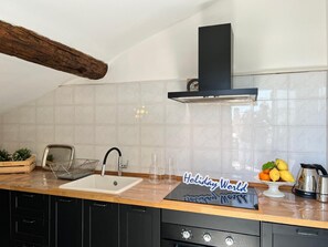 Frigorifero, microonde, forno, piano cottura