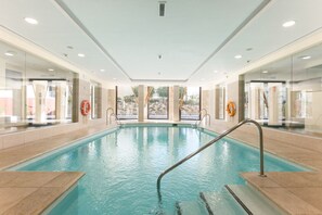 Een binnenzwembad en een buitenzwembad