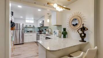 Køleskab, mikrobølgeovn, ovn, kogeplade