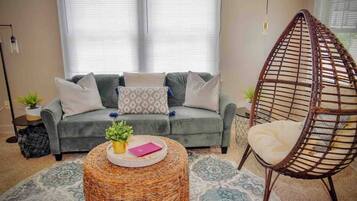 TV connectée, livres, chaîne hi-fi