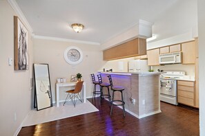 Interior - Texas Zen | 5 From NRG Stadium & 2 minutes from Med Center (Houston)