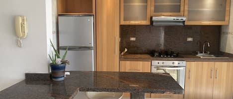 Kühlschrank, Ofen, Toaster, Esstisch