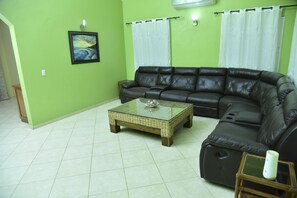Smart TV - Cozy Villa 3 beds/2baths with pool and jacuzzi in SOSUA (Sosúa)