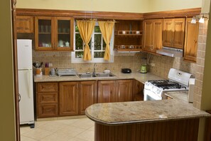 冰箱、微波炉、烤箱、炉灶