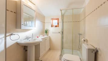 Dusche, Haartrockner, Handtücher, Toilettenpapier