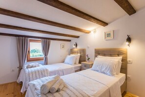 1 bedroom, iron/ironing board, cribs/infant beds, travel crib