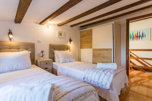 1 habitación, tabla de planchar con plancha, cunas y wifi gratis 