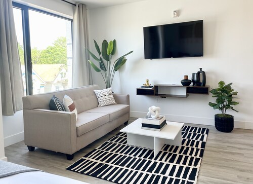 Queen Studio w/ Pool + Gym Near NYC & MetLife