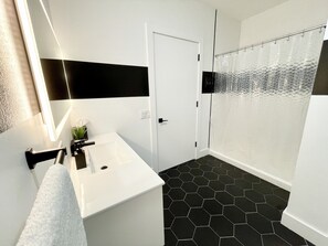 Shower, hair dryer, towels, soap - Queen Studio w/ Pool + Gym Near NYC & MetLife (Elizabeth)