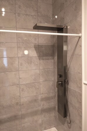 Dusche, Haartrockner, Handtücher, Seife