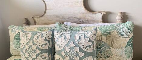 1 habitación, tabla de planchar con plancha y cuna de viaje