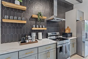 Frigorifero, microonde, forno, piano cottura