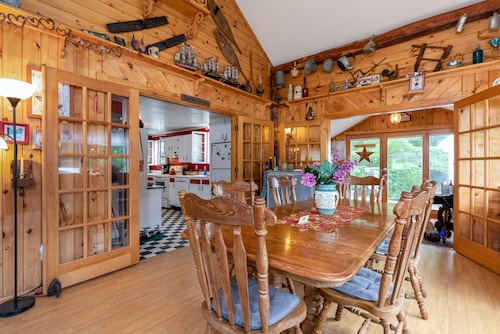 One-of-a-kind 4 Acre Adirondack Escape Short Drive to LG & GORE Mountain!
