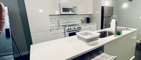 Kühlschrank, Mikrowelle, Ofen, Herdplatte