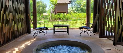 Bañera de hidromasaje privada