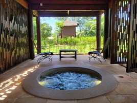 Bañera de hidromasaje privada