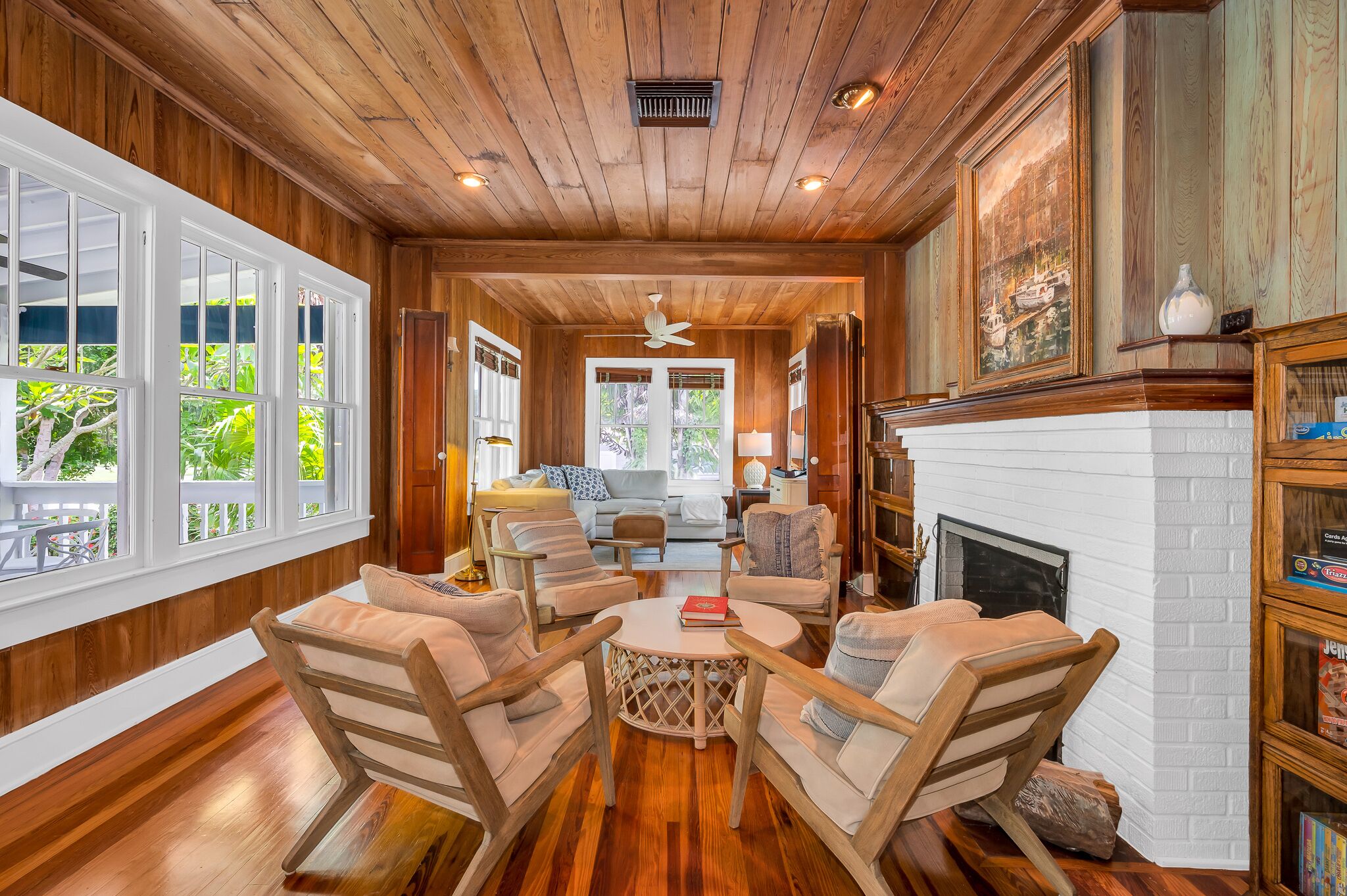 TV connectée, cheminée, chaîne hi-fi