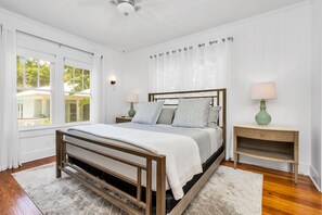 4 bedrooms, desk, iron/ironing board, travel crib