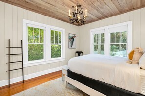 4 bedrooms, desk, iron/ironing board, travel crib - The Seaside Treasure *Sparkling Pool w Guesthouse* (Stuart)