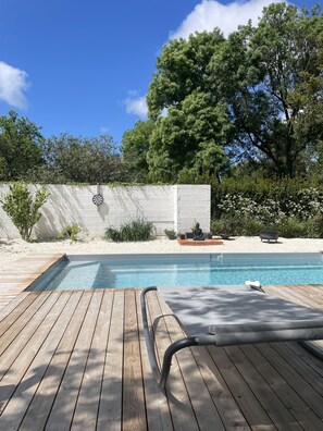 Een buitenzwembad en een verwarmd zwembad