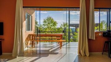 Casa Rosmaninho | Living area | 40-inch LED TV with digital channels, TV, Netflix