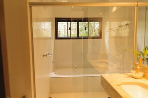 Casa Rosmaninho | Bathroom | Combined shower/bathtub, hydromassage showerhead, bidet, towels -  Vila Flor - Chapada dos Veadeiros (Alto Paraíso de Goiás)