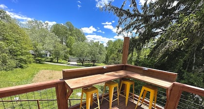 Newly built Luxury 3 bedroom Mountain Chalet in town - Hot tub and pet friendly!
