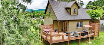 Newly built Luxury 3 bedroom Mountain Chalet in town - Hot tub and pet friendly!