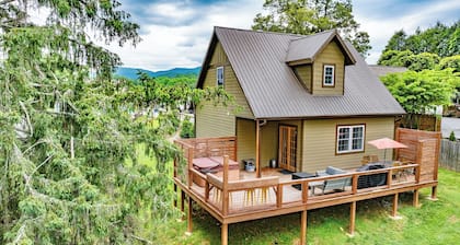 Newly built Luxury 3 bedroom Mountain Chalet in town - Hot tub and pet friendly!