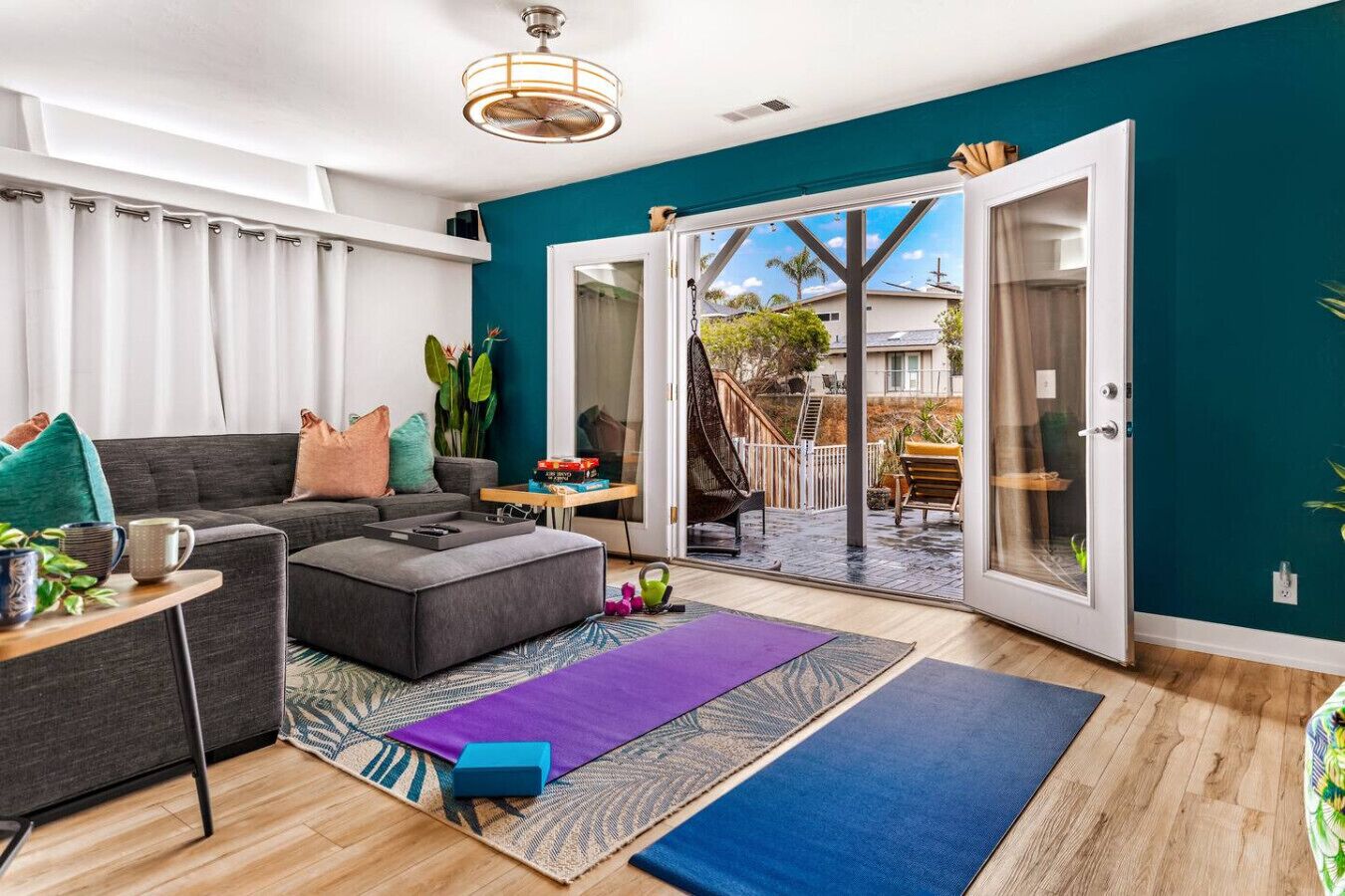 智能电视、电子游戏、书、立体声音响