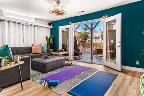 Smart TV, video games, books, stereo - Mile to Beach! Pool Table & Hot tub! Pet Friendly! (Oceanside)